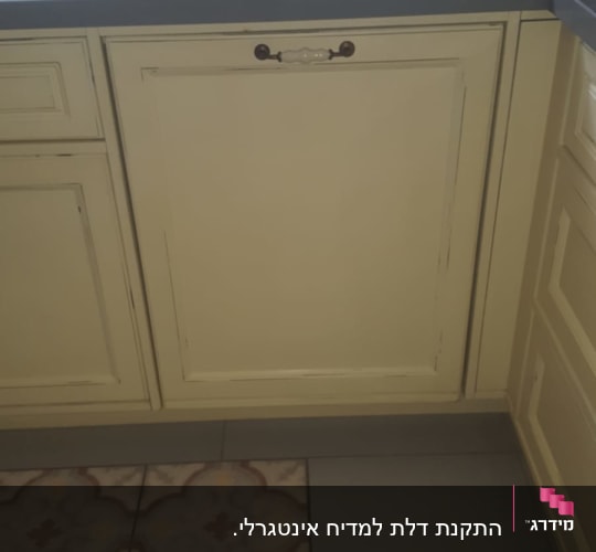 ארונות מטבח בהירים עם משטח עבודה אפור